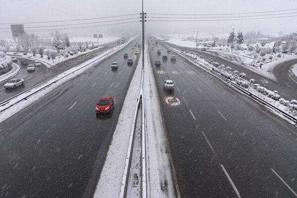 شروع بارش برف در البرز ، محورهای استان لغزنده است