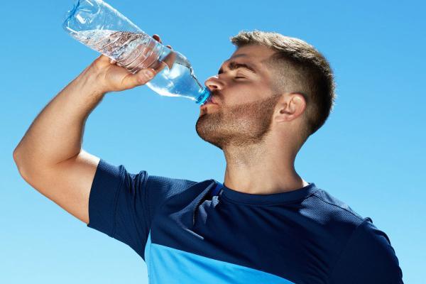 نوشیدن بیش از میزان آب چه بلایی سرمان می آورد؟