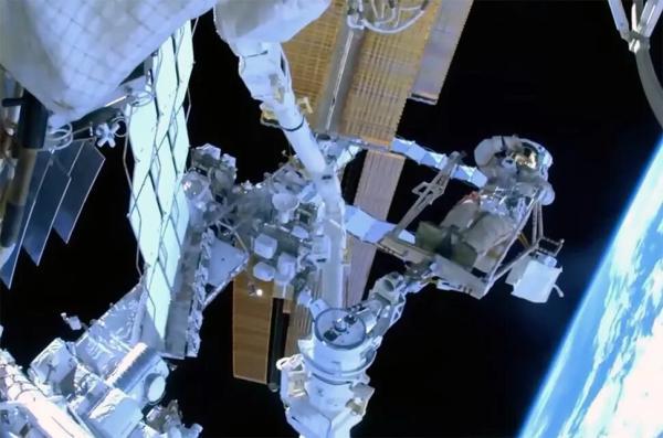 حرکت شگفتی ساز فضانورد روس، نشستن بر بازوی رباتیک اروپایی ایستگاه فضایی! ، عکس