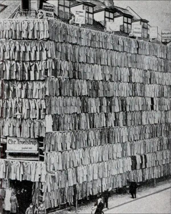 وقتی فروشنده ای پایین تا بالای ساختمان فروشگاهش را از کت پوشاند! داستان نمایش بزرگ کریستیان تروئل استروپ